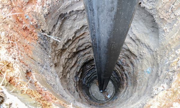 in einem Brunnen wird nach Wasser gebohrt