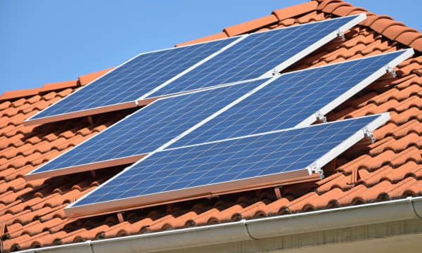 Solarpanelen liegen auf einem roten Ziegeldach