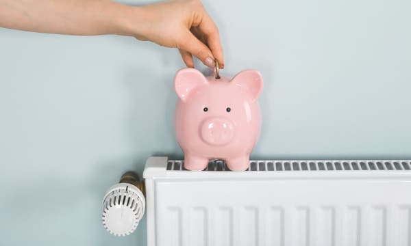 Sparschwein auf einer Heizung