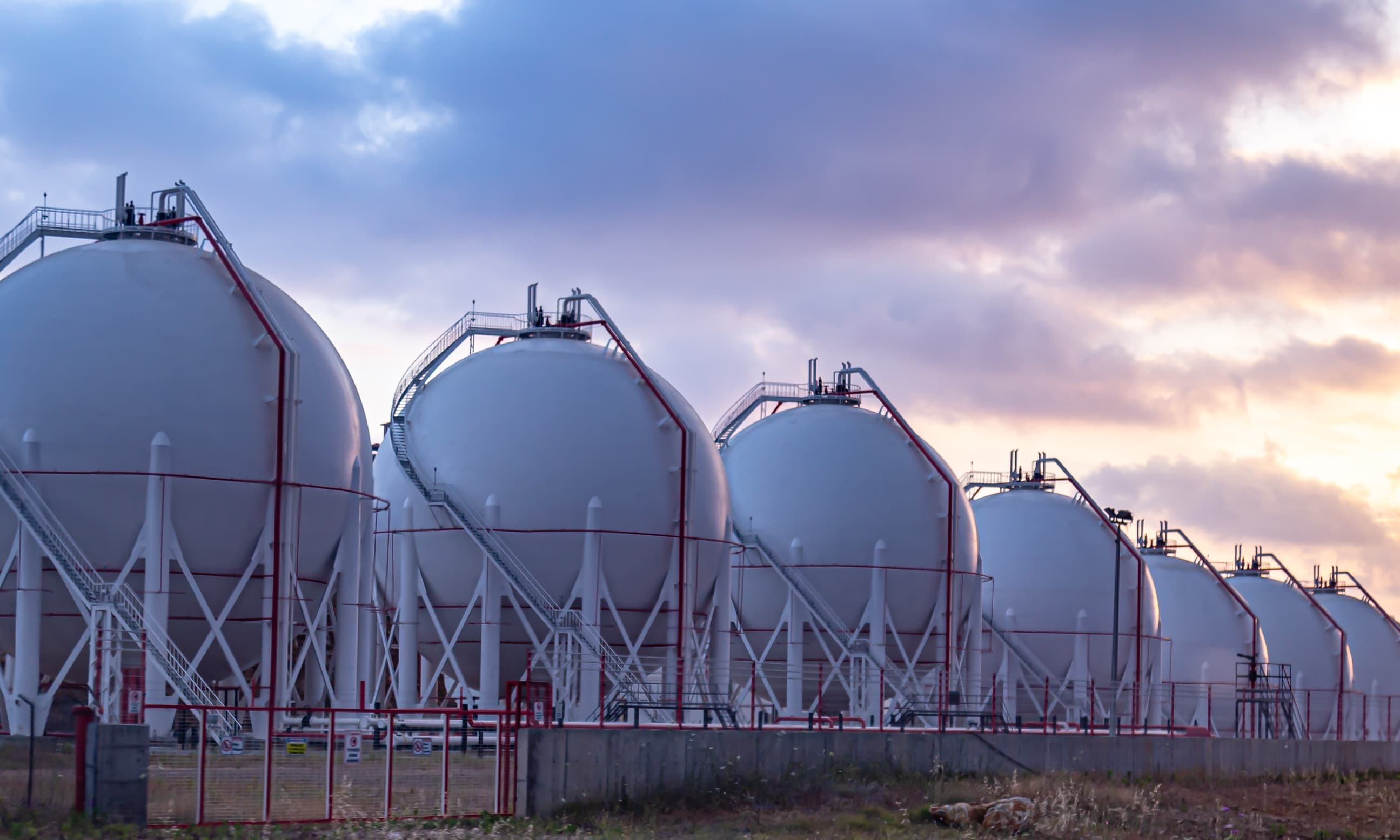 Gasspeicher bei Sonnenuntergang