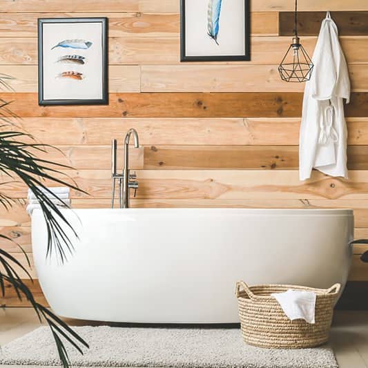 Holz im Badezimmer: Geeignete Holzarten, Pflege & Kosten