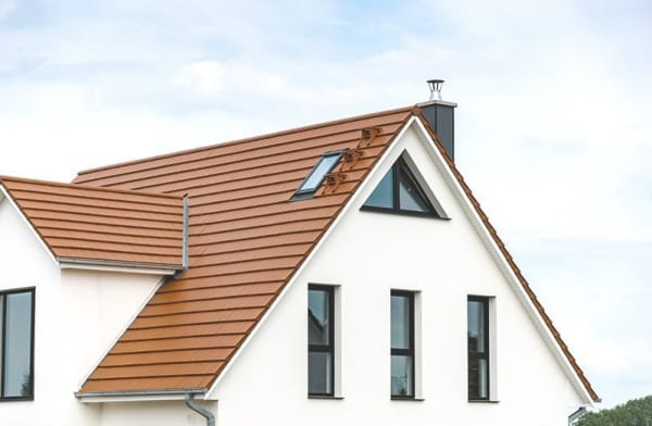 Festverglastes Dreiecksfenster – Modernes Giebelfenster im Einfamilienhaus