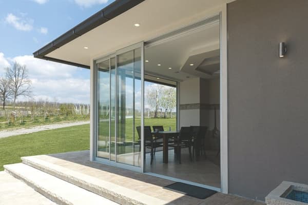 Großer Wintergarten am Haus mit Hebeschiebetür.