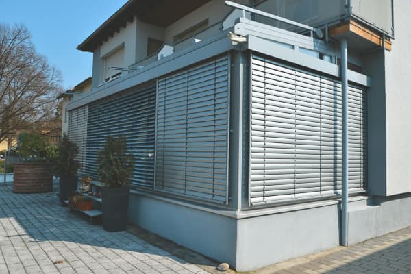 Haus mit Rollladen an der Außenseite