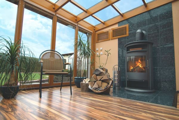 Wintergarten aus Holz mit Kamin