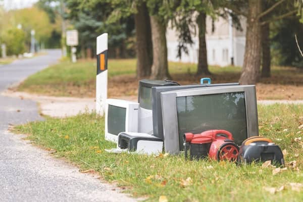 Elektroschrott am Straßenrand