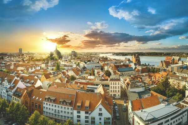 Panoramablick auf die Innenstadt von Rostock bei Sonnenuntergang