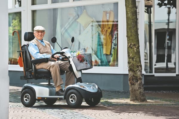 Mann testet gebrauchtes Elektromobil