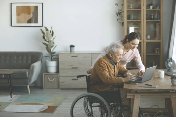 Mann lässt sich Förderungen für altersgerechtes Wohnen erklären