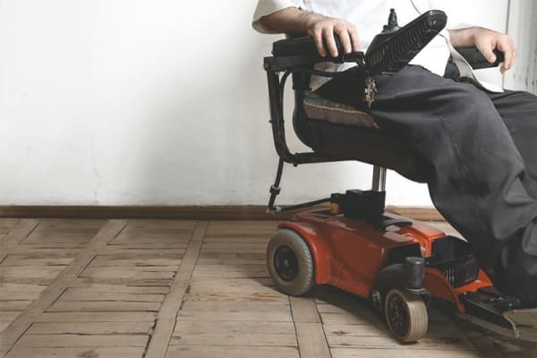 Elektrorollstuhl in der Wohnung