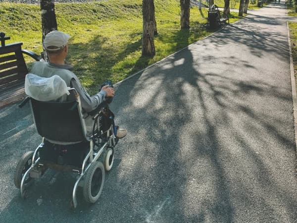 faltbarer Elektrorollstuhl unterwegs
