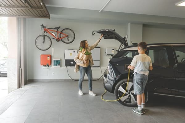 Elektroauto mit Ladestation in Garage laden