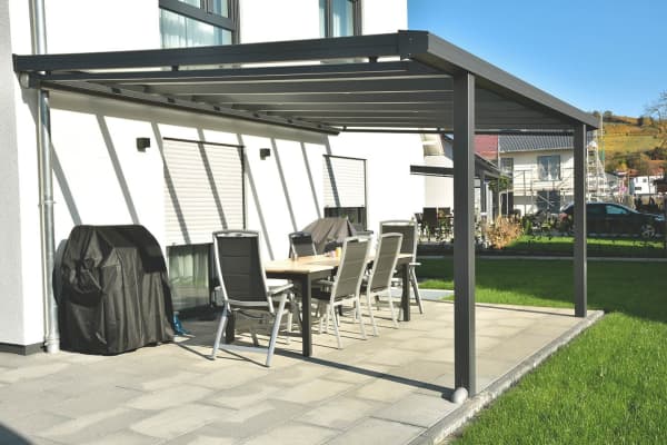 Sonnige Terrasse vor Einfamilienhaus mit Terrassenüberdachung aus Alu