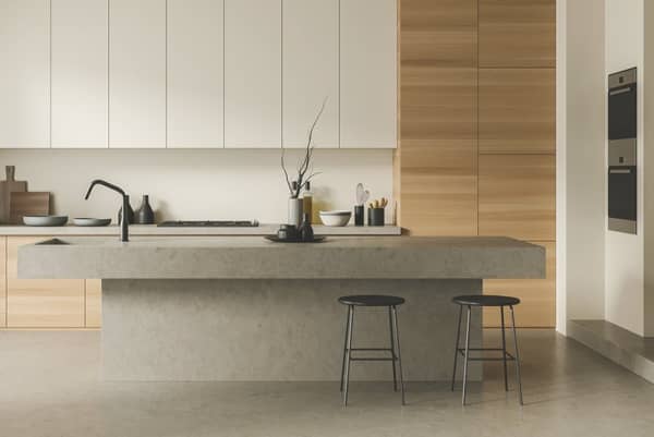 helles Küchenzimmer-Interieur mit Statement-Kücheninsel, Barhockern, großem Holzschrank und beiger Küchenzeile