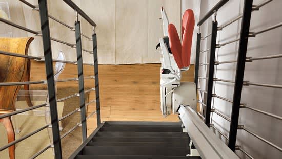 Treppenlift Hetek 140p mit eingeklapptem Sitz