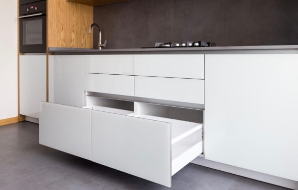 Große Schubladenelemente einer Einbauküche