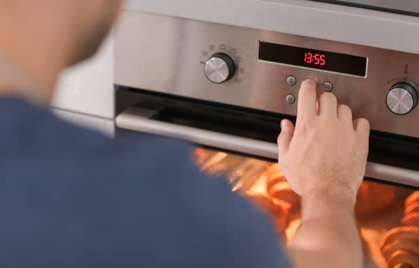 Timer am Ofen wird gestellt