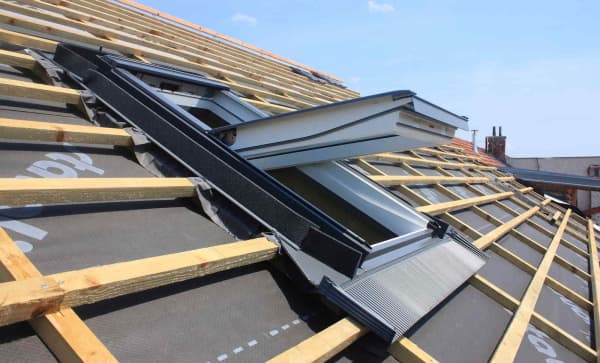 Dachfenstereinbau auf einem ungedeckten Dach