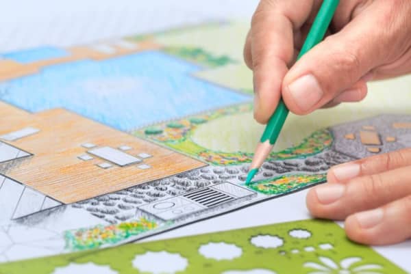 Farbige Skizze eines Gartens wird mit Buntstift finalisiert