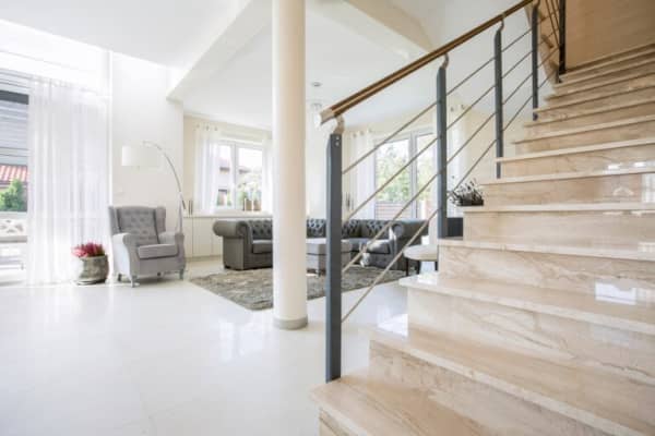 Steintreppe aus Marmor im Wohnzimmer