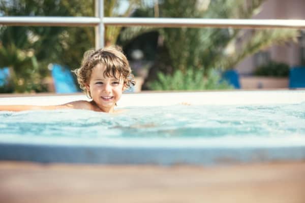 Junge im Schwimm-Spa