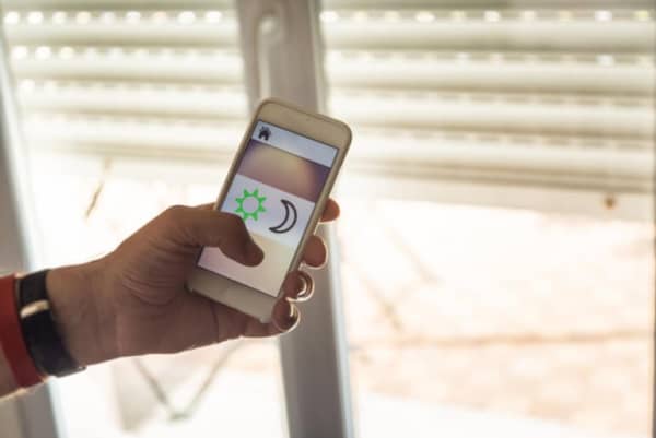 Rollladen wird mit Smart-Home-App gesteuert