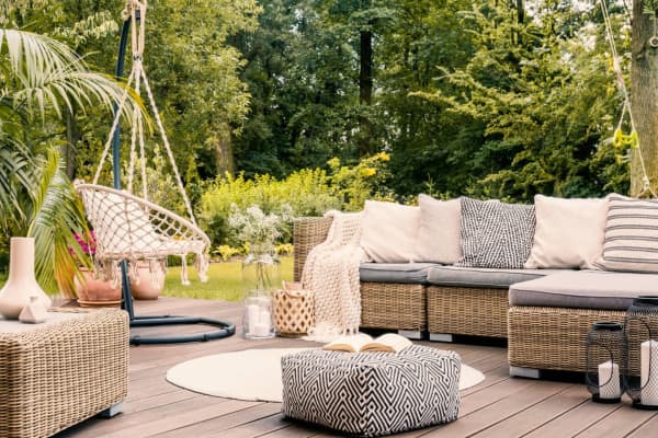 Terrasse mit Rattan-Gartenmöbeln