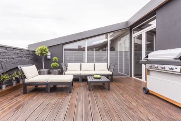 Moderne Terrasse mit Holzboden