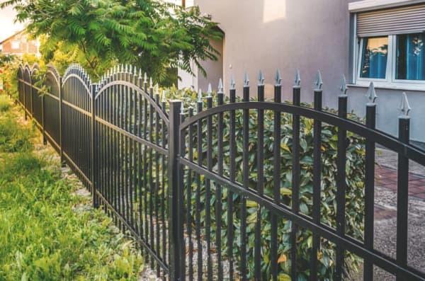 Hochwertiger Metallzaun als Einfriedung eines Grundstücks