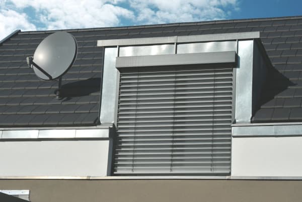 Dunkle heruntergelassene Rollladen