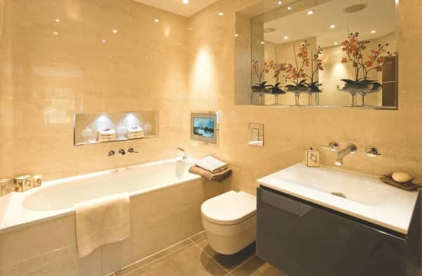 Badezimmer mit gemütichem Licht und TV