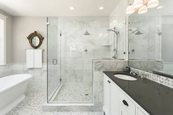 Inneneinrichtung Badezimmer mit großer Dusche