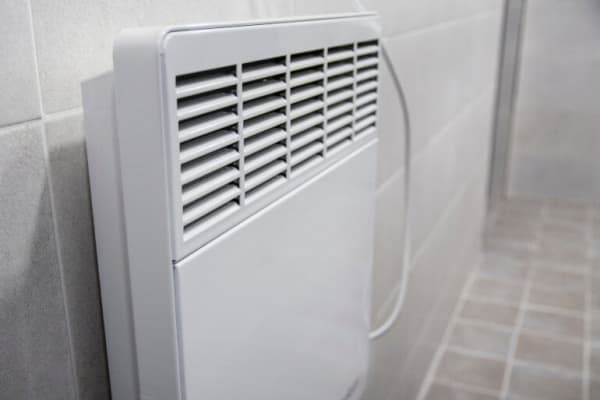 Elektrische Heißluft-Heizung in einem Badezimmer