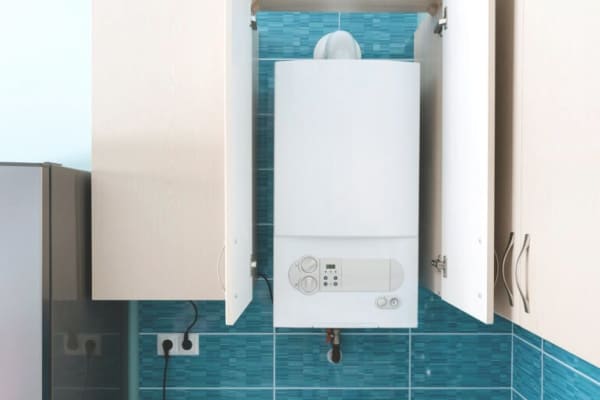 Gasheizung an der Wand hängend.