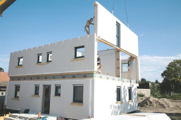 Fertighaus wird zusammengebaut