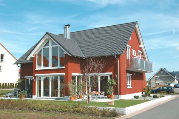 Rotes Massivhaus mit Garten