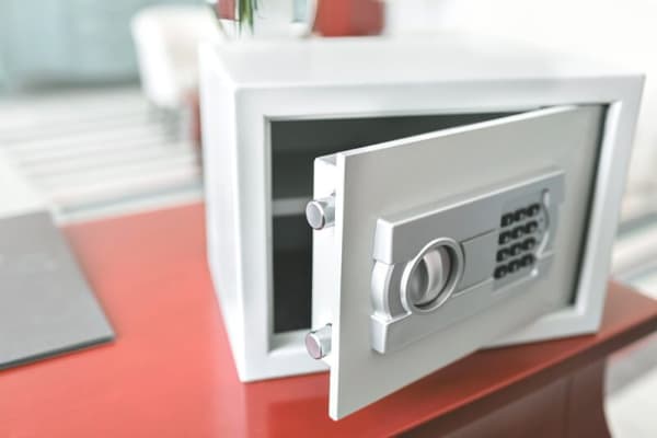 Tresor auf Schreibtisch