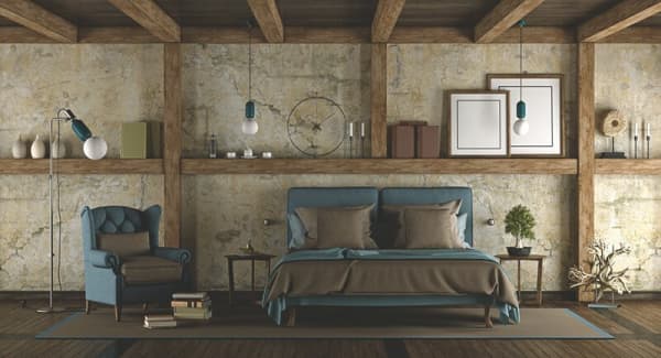 Ein Schlafzimmer im Landhausstil mit vielen Holzelementen.