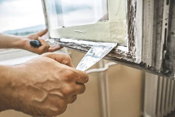 Fensterrahmen abschleifen – Handwerkliche Arbeit am Holzfenster