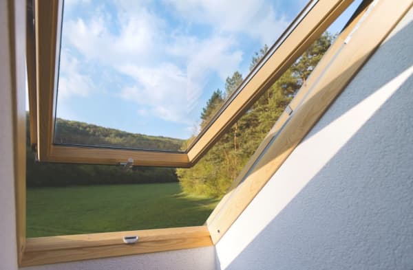 Ein Dachfenster aus Holz.