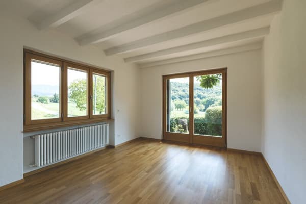 Wohnung mit Holzfenster innen
