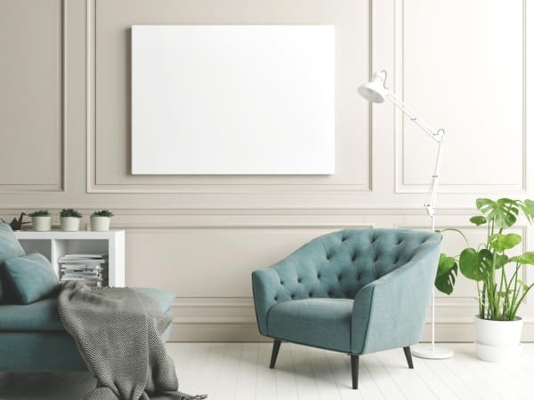 Ein weißes Infrarotpaneel angebracht an der Wand eines gemütlichen Wohnzimmers