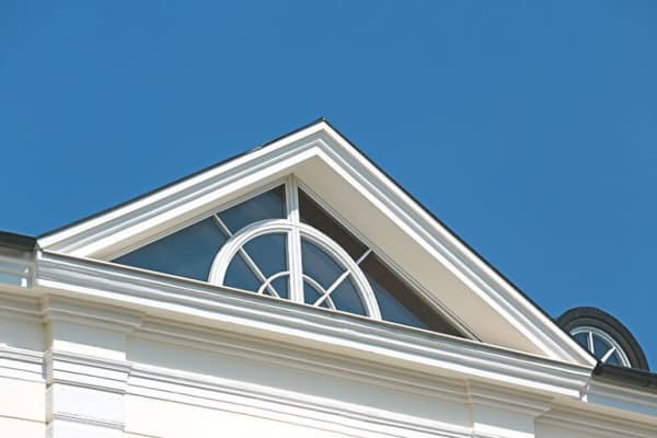 Festverglastes Dreiecksfenster mit Rundbogen – Giebelfenster an der Fassade