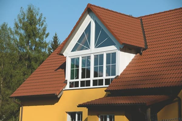 Haus mit rotem Satteldach und großer Giebelgaube