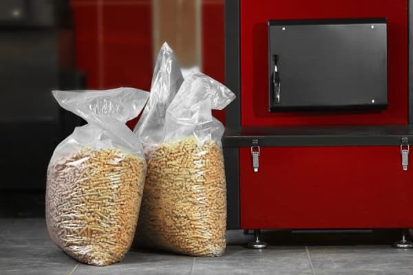 Pelletheizung mit zwei Vorratssäcken Pellets