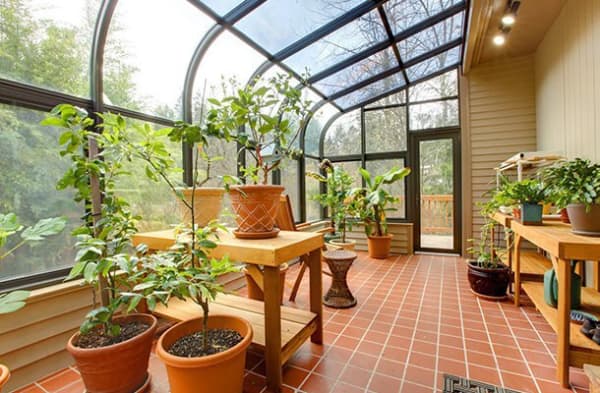 Wintergarten mit Glasdach und -wänden und Alu-Gestellt