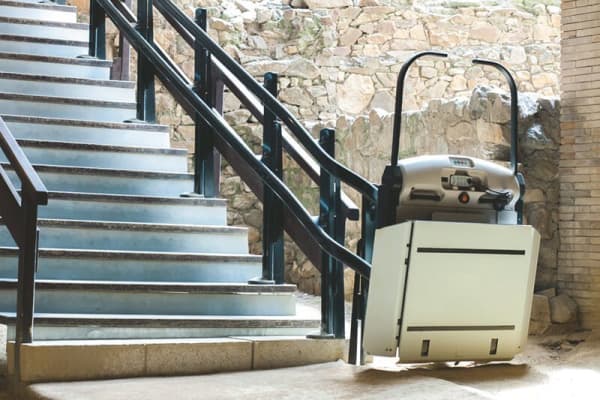 hochgeklappter Plattformlift an Treppe