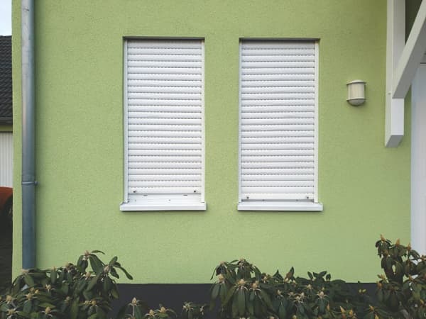 Rollladen aus Kunststoff an Hausaußenseite.