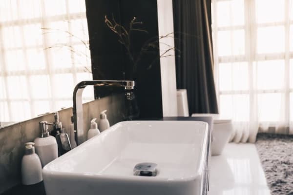 Luxus-Badezimmer mit rechteckigem Waschbecken