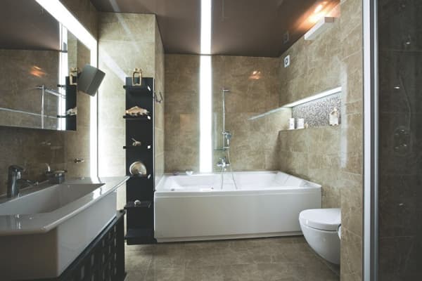 moderne, indirekte Badbeleuchtung über der Badewanne und dem Badspiegel in einem fugenlosen, marmoriertem Badezimmer. Das Bad wurde mit Aroundhome Fachfirmen geplant und ist ein echter Hingucker.